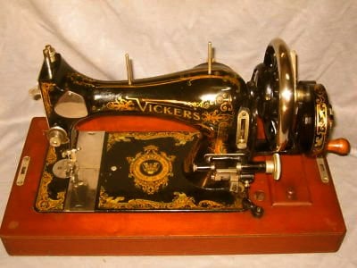 1930c-vickers-de-lux-hand-crank-sewing-machine-wow_150519147547 1930c-vickers-de-lux-hand-crank-sewing-machine-wow_150519147547